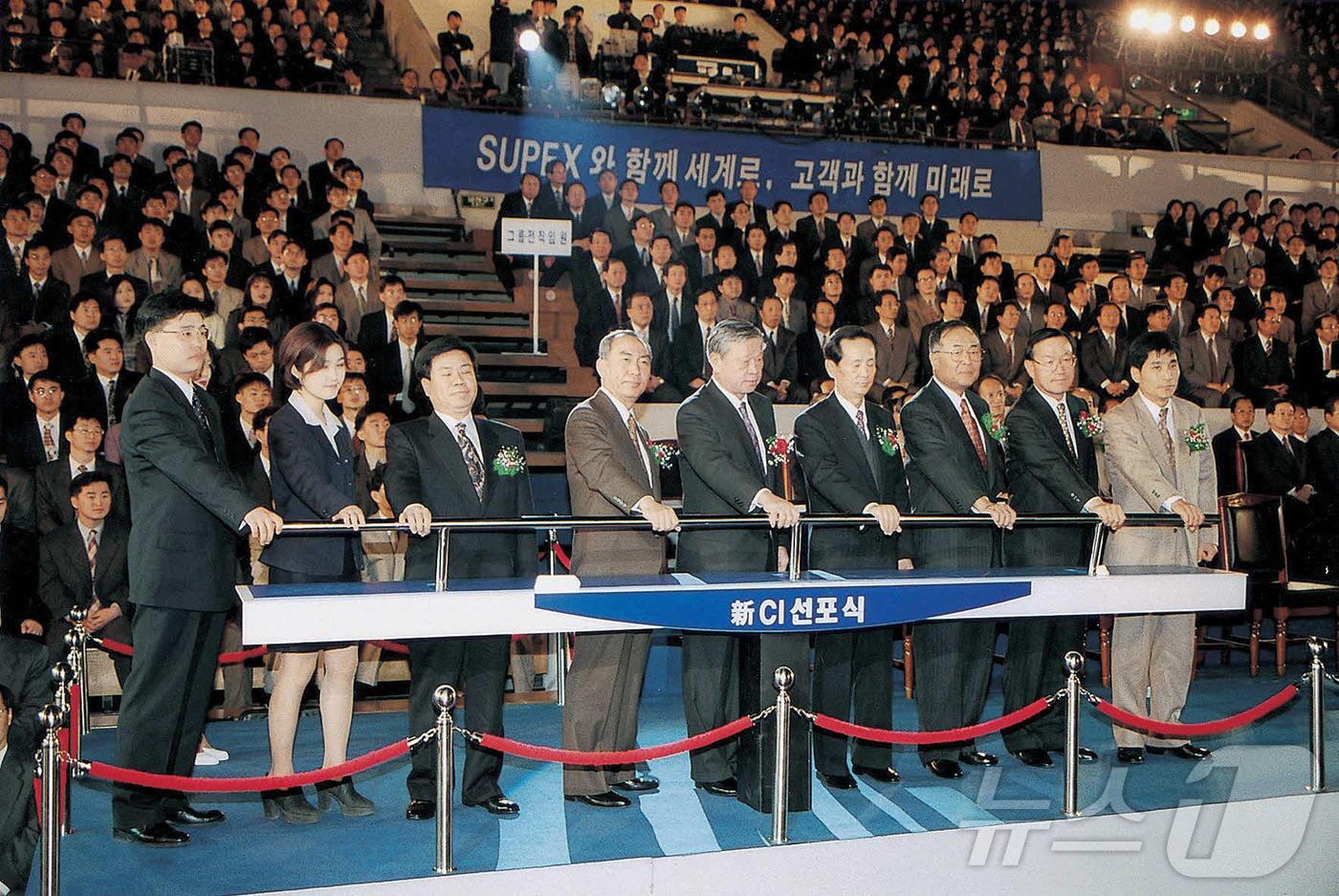 본문 이미지 -  1997년 3월 24일, SK텔레콤으로의 사명 변경 및 신 CI 선포식을 진행하는 모습 (SK텔레콤 제공)