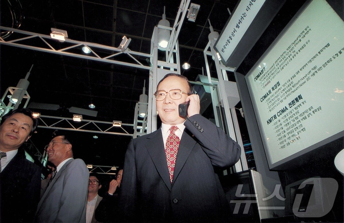 본문 이미지 - 1995년 6월 12일 ’정보통신 전시관 행사’에서 경상현 전 정보통신부 장관이 CDMA 시험통화를 하고 있는 모습 (SK텔레콤 제공)