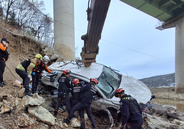 경주 국도 달리던 SUV 30m 다리 아래로 추락…50대 운전자 숨져