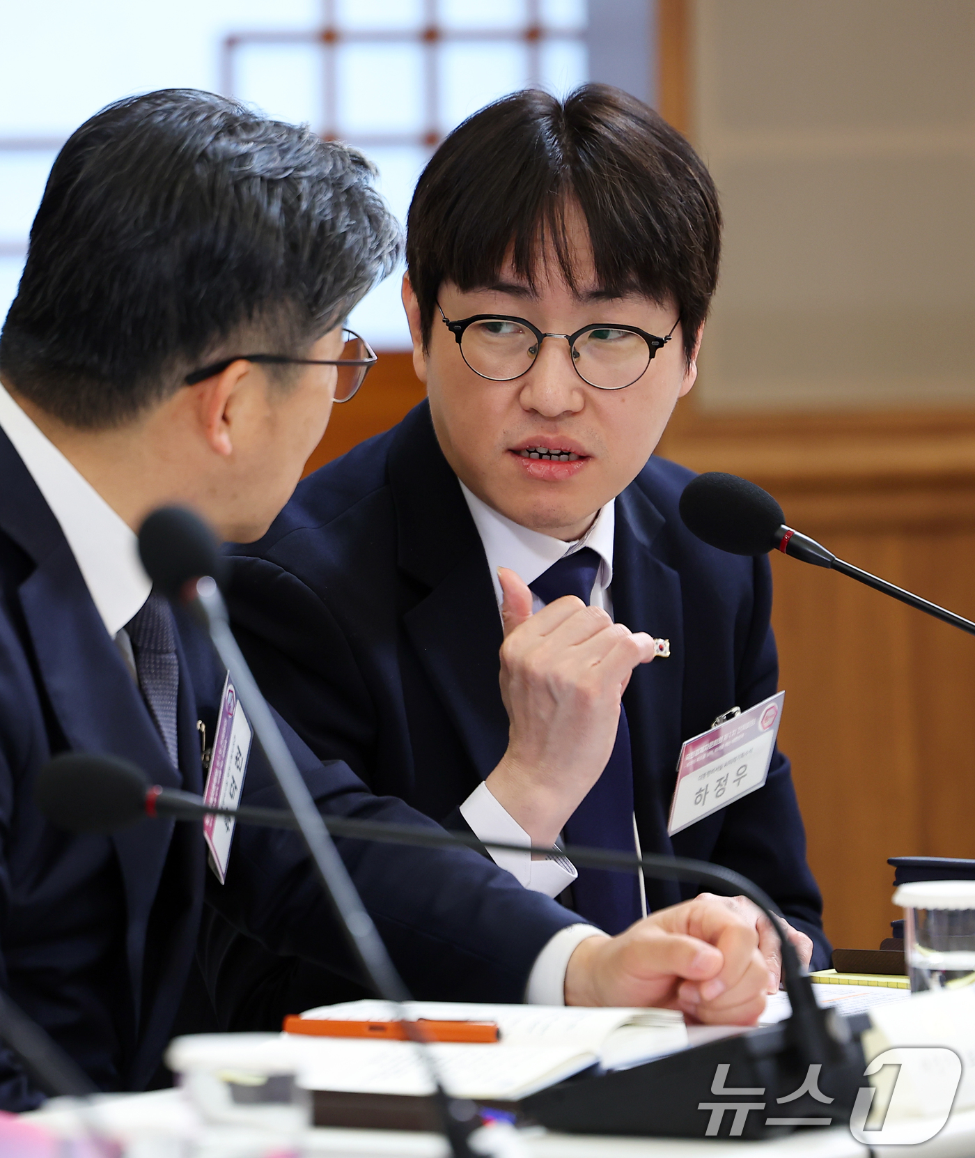 (서울=뉴스1) 이재명 기자 = 하정우 AI미래기획수석과 류덕현 재정기획보좌관이 9일 청와대에서 열린 국민경제자문회의 제1차 전체 회의에서 대화를 하고 있다. (청와대통신사진기자단 …