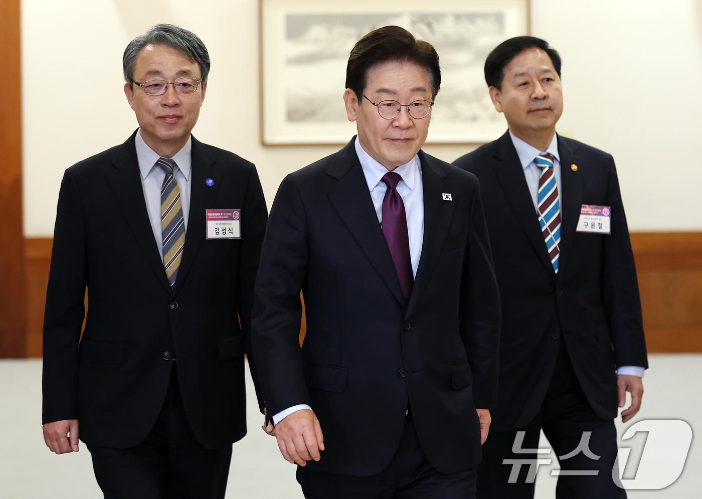 (서울=뉴스1) 이재명 기자 = 이재명 대통령이 9일 청와대에서 열린 국민경제자문회의 제1차 전체 회의에 입장하고 있다. (청와대통신사진기자단) 2026.4.9/뉴스1