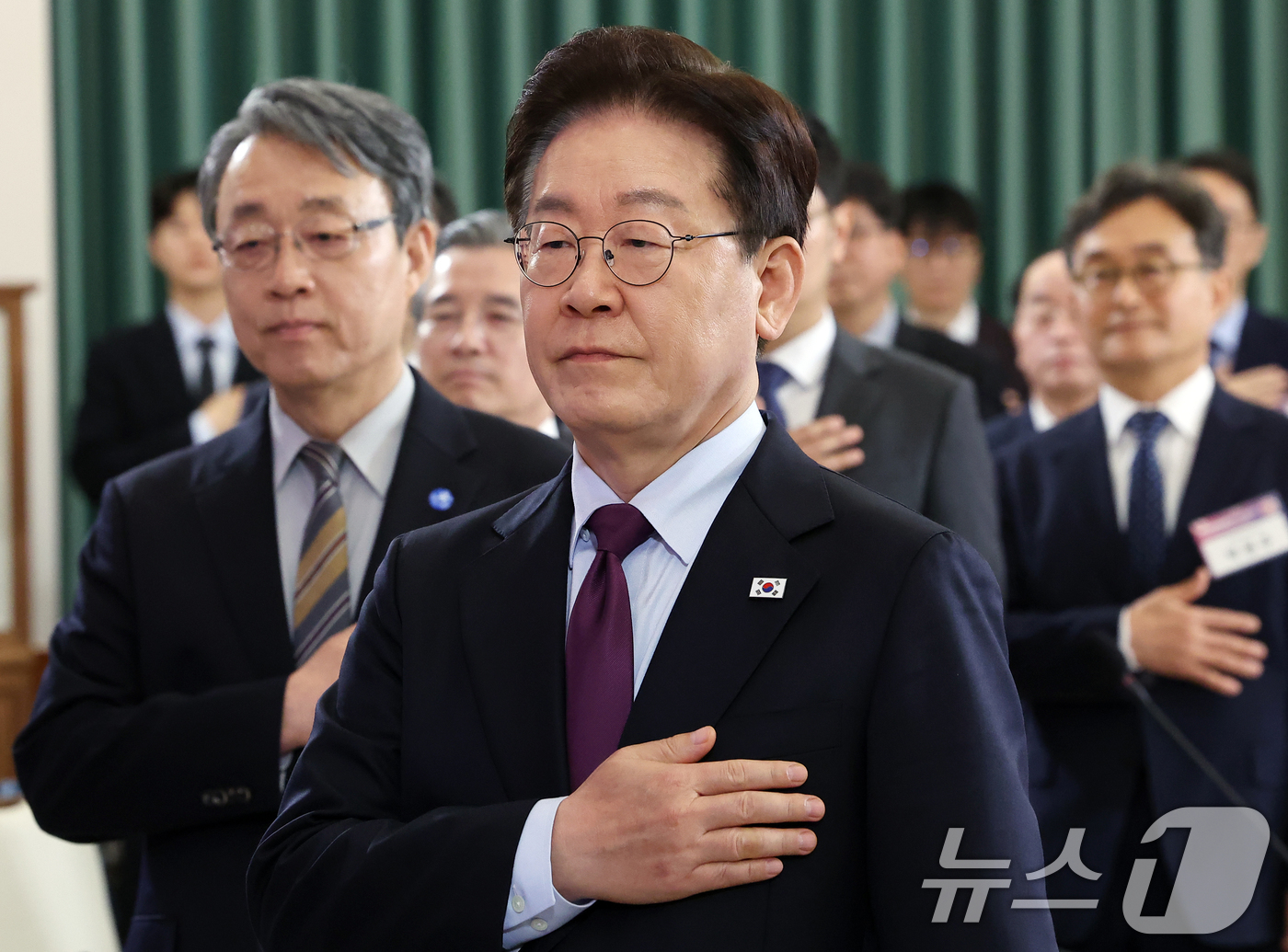 (서울=뉴스1) 이재명 기자 = 이재명 대통령이 9일 청와대에서 열린 국민경제자문회의 제1차 전체 회의에서 국민의례를 하고 있다. (청와대통신사진기자단) 2026.4.9/뉴스1