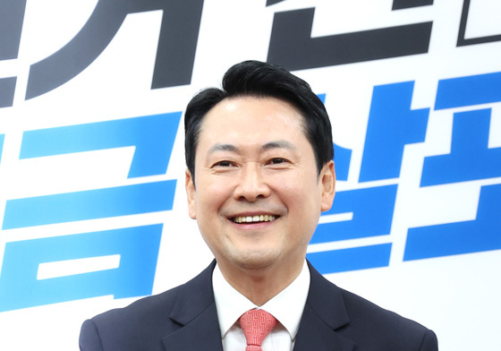 100만 책임당원증 들고 미소짓는 장동혁