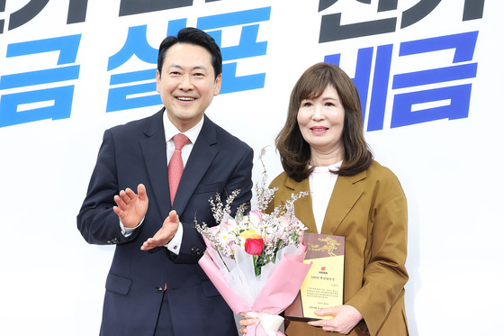 손뼉 치는 장동혁 대표