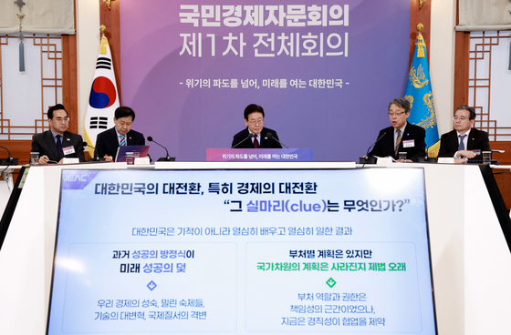 자료 살피는 이재명 대통령