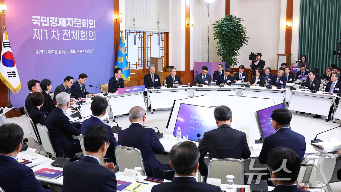 (서울=뉴스1) 이재명 기자 = 이재명 대통령이 9일 청와대에서 열린 국민경제자문회의 제1차 전체회의에서 발언하고 있다. (청와대통신사진기자단) 2026.4.9/뉴스1