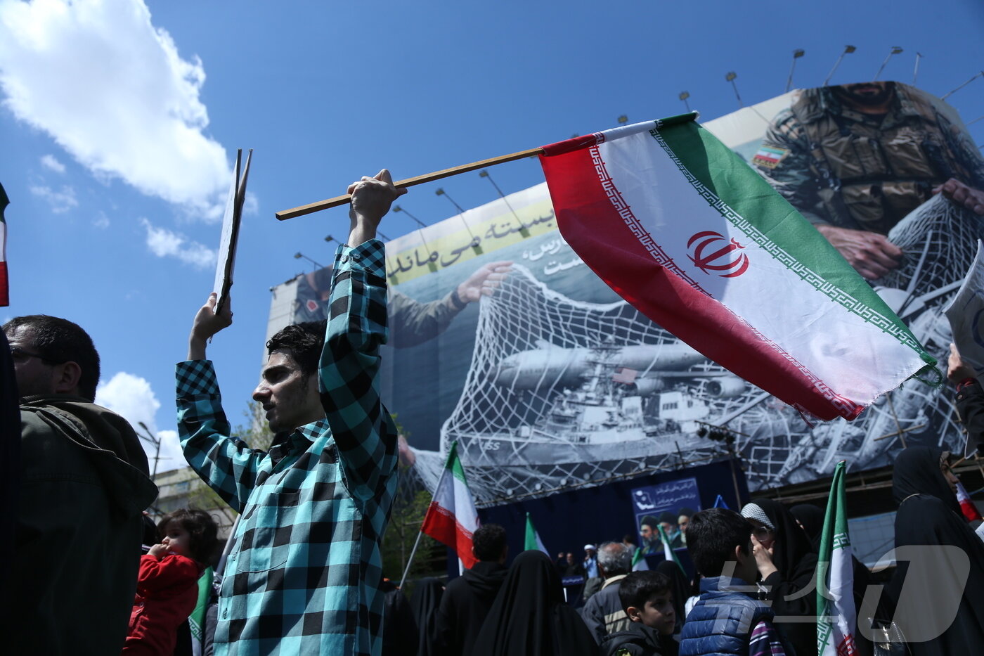 본문 이미지 - 8일(현지시간) 이란 테헤란에서 시민들이 집회에 참석했다. 이날 앞서 미국과 이란은 2주간의 휴전에 전격 합의했다. 2026.04.08 ⓒ 신화=뉴스1