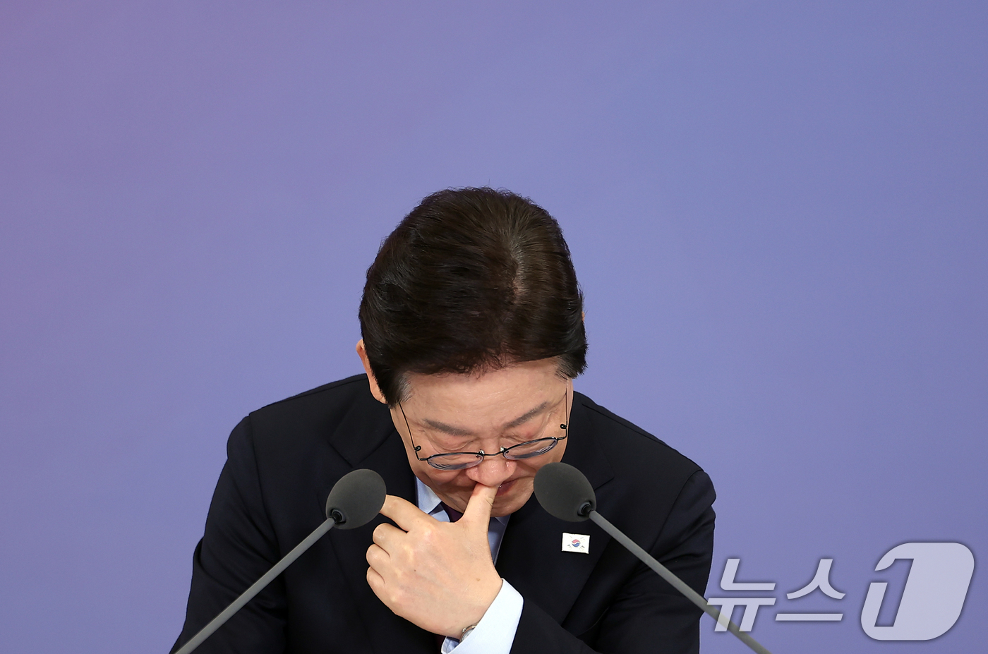 (서울=뉴스1) 이재명 기자 = 이재명 대통령이 9일 청와대에서 열린 국민경제자문회의 제1차 전체회의에서 자료를 살펴보고 있다. (청와대통신사진기자단) 2026.4.9/뉴스1