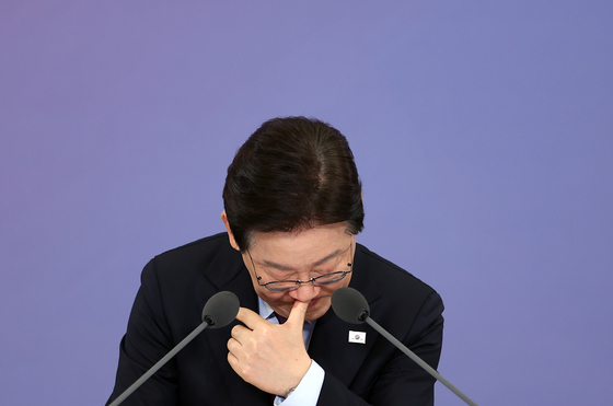 자료 살펴보는 이재명 대통령