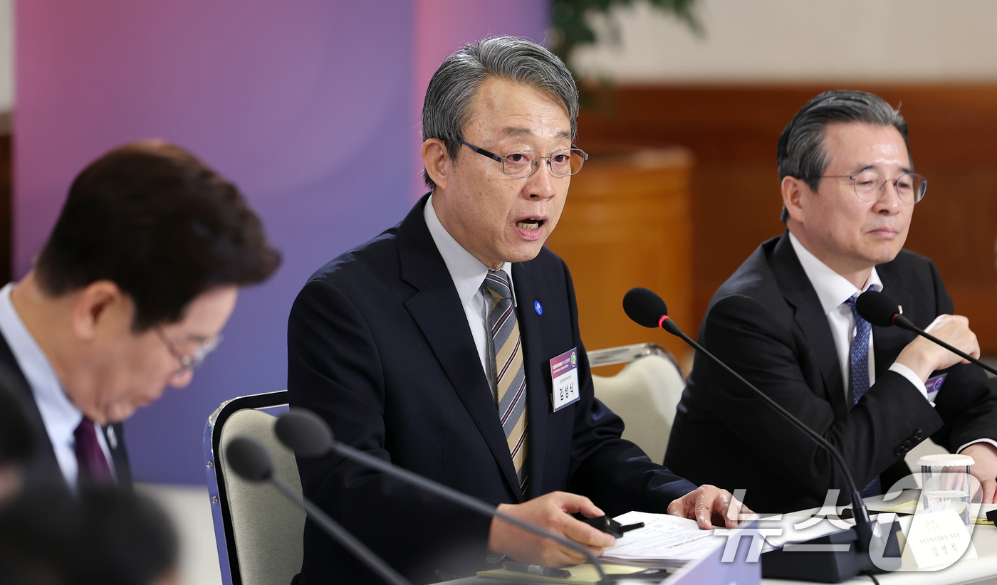 (서울=뉴스1) 이재명 기자 = 김성식 국민경제자문회의 부의장이 9일 청와대에서 열린 국민경제자문회의 제1차 전체회의에서 대전환기 한국경제 진단과 중점과제 주제로 보고하고 있다. …