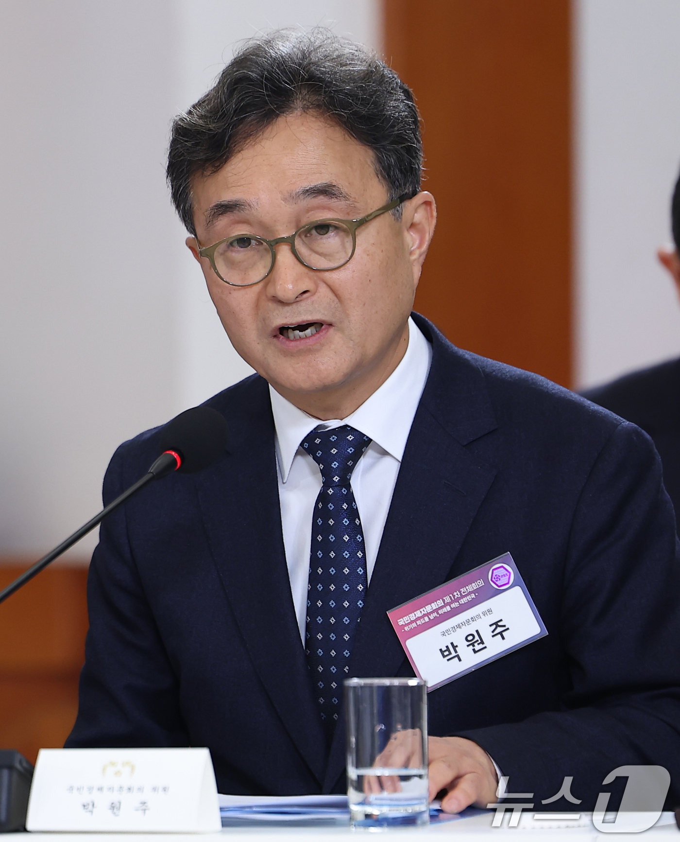 (서울=뉴스1) 이재명 기자 = 박원주 국민경제자문회의 위원이 9일 청와대에서 열린 국민경제자문회의 제1차 전체회의에서 발표하고 있다. (청와대통신사진기자단) 2026.4.9/뉴스 …