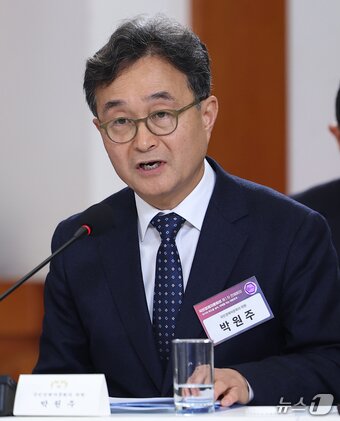본문 이미지 - 박원주 국민경제자문회의 위원이 9일 청와대에서 열린 국민경제자문회의 제1차 전체회의에서 발표하고 있다. (청와대통신사진기자단) 2026.4.9 ⓒ 뉴스1 이재명 기자