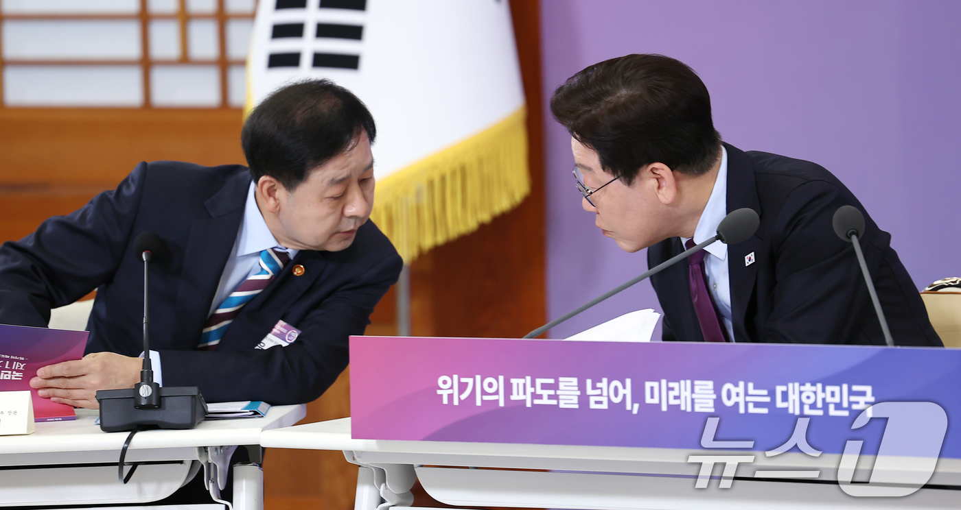 (서울=뉴스1) 이재명 기자 = 이재명 대통령과 구윤철 부총리 겸 재정경제부 장관이 9일 청와대에서 열린 국민경제자문회의 제1차 전체회의에서 대화하고 있다. (청와대통신사진기자단) …