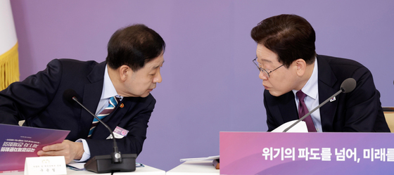 구윤철 부총리와 대화하는 이재명 대통령