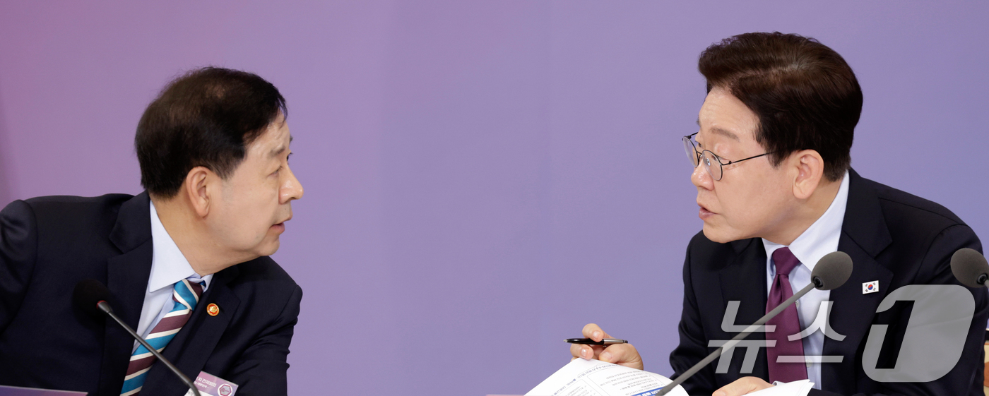 (서울=뉴스1) 허경 기자 = 이재명 대통령이 9일 청와대에서 열린 국민경제자문회의 제1차 전체 회의에서 구윤철 부총리 겸 재정경제부 장관과 대화하고 있다. (청와대통신사진기자단) …