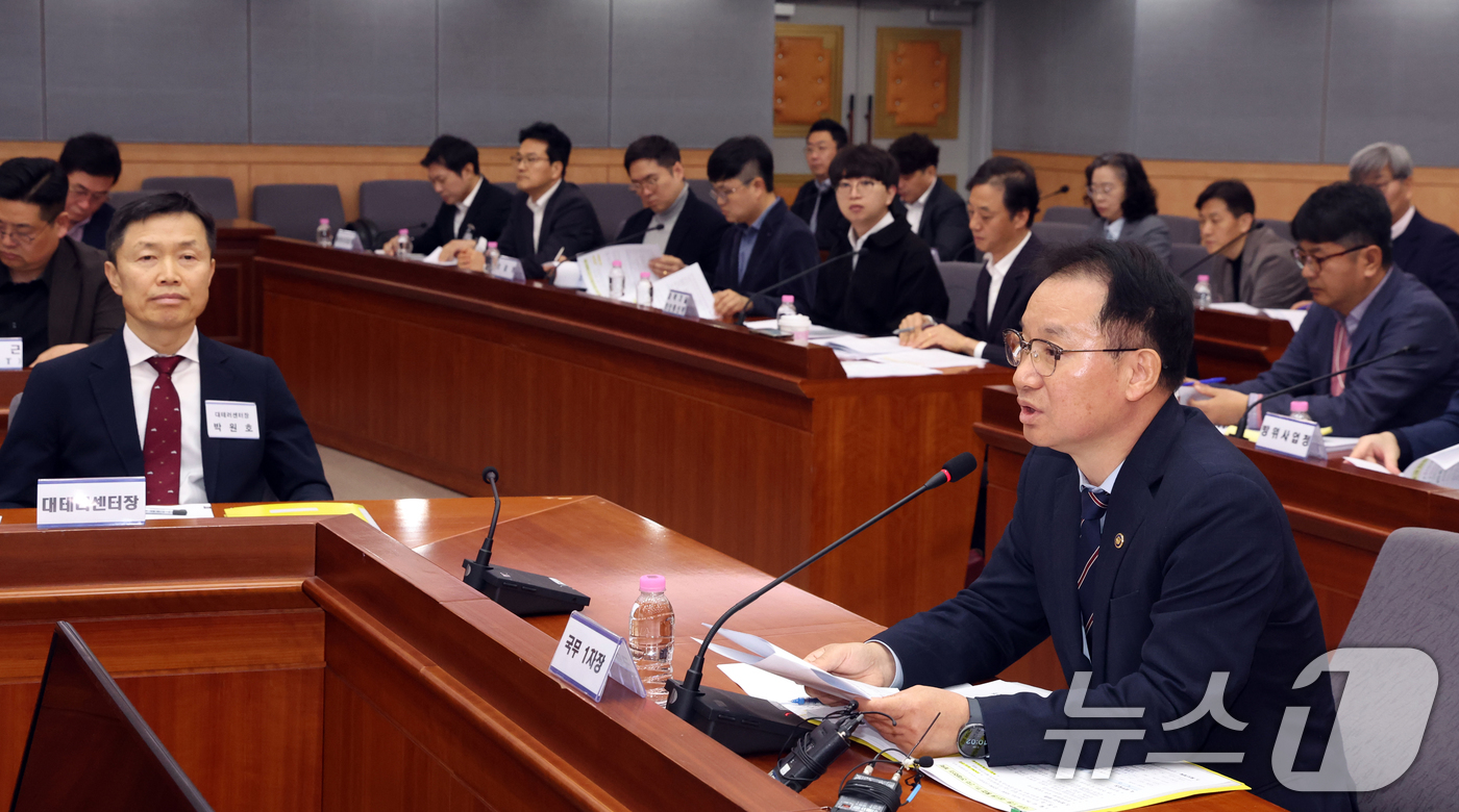 (서울=뉴스1) 김명섭 기자 = 김영수 국무조정실 1차장이 9일 서울 종로구 정부서울청사 별관에서 열린 정부 드론·대드론 통합 TF 제2차 전체회의에서 모두 발언을 하고 있다. 이 …