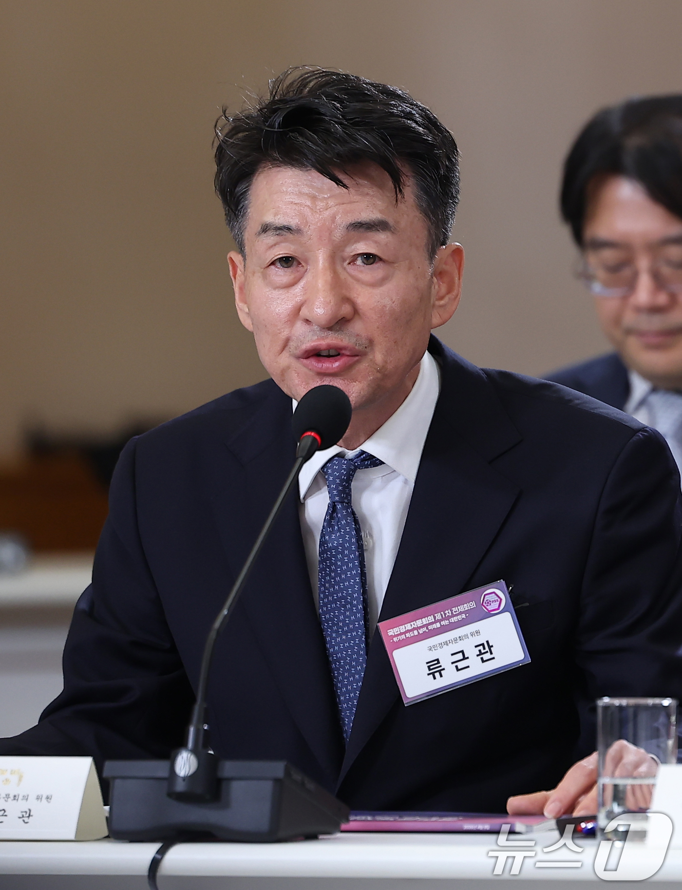 (서울=뉴스1) 이재명 기자 = 류근관 국민경제자문회의 위원이 9일 청와대에서 열린 국민경제자문회의 제1차 전체회의에서 한국경제·사회의 구조 전환과 지속 성장 전략 주제로 발표하고 …