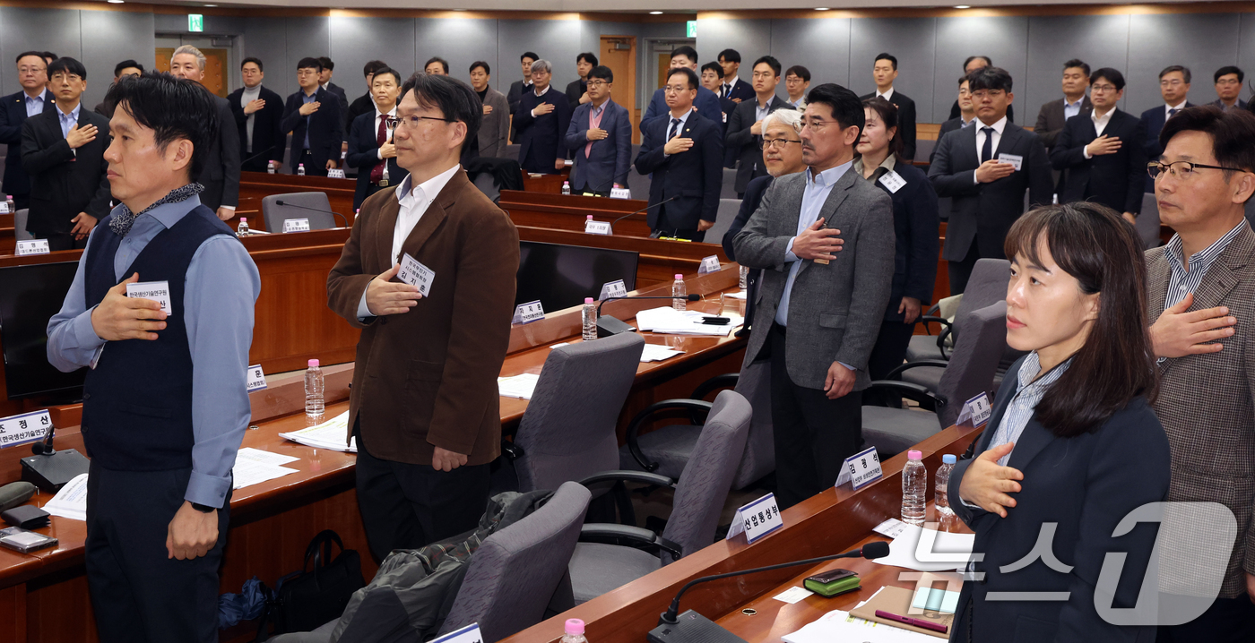 (서울=뉴스1) 김명섭 기자 = 김영수 국무조정실 1차장이 9일 서울 종로구 정부서울청사 별관에서 열린 정부 드론·대드론 통합 TF 제2차 전체회의에서 모두 발언을 하고 있다. 이 …