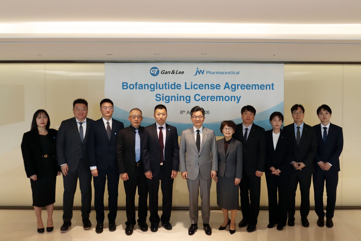 본문 이미지 - (오른쪽 여섯째부터) 이경하 JW 회장과 웨이천(Wei Chen) 간앤리 파마슈티컬스 회장, 양사 임직원들이 기념촬영을 하고 있다. (JW홀딩스 제공)