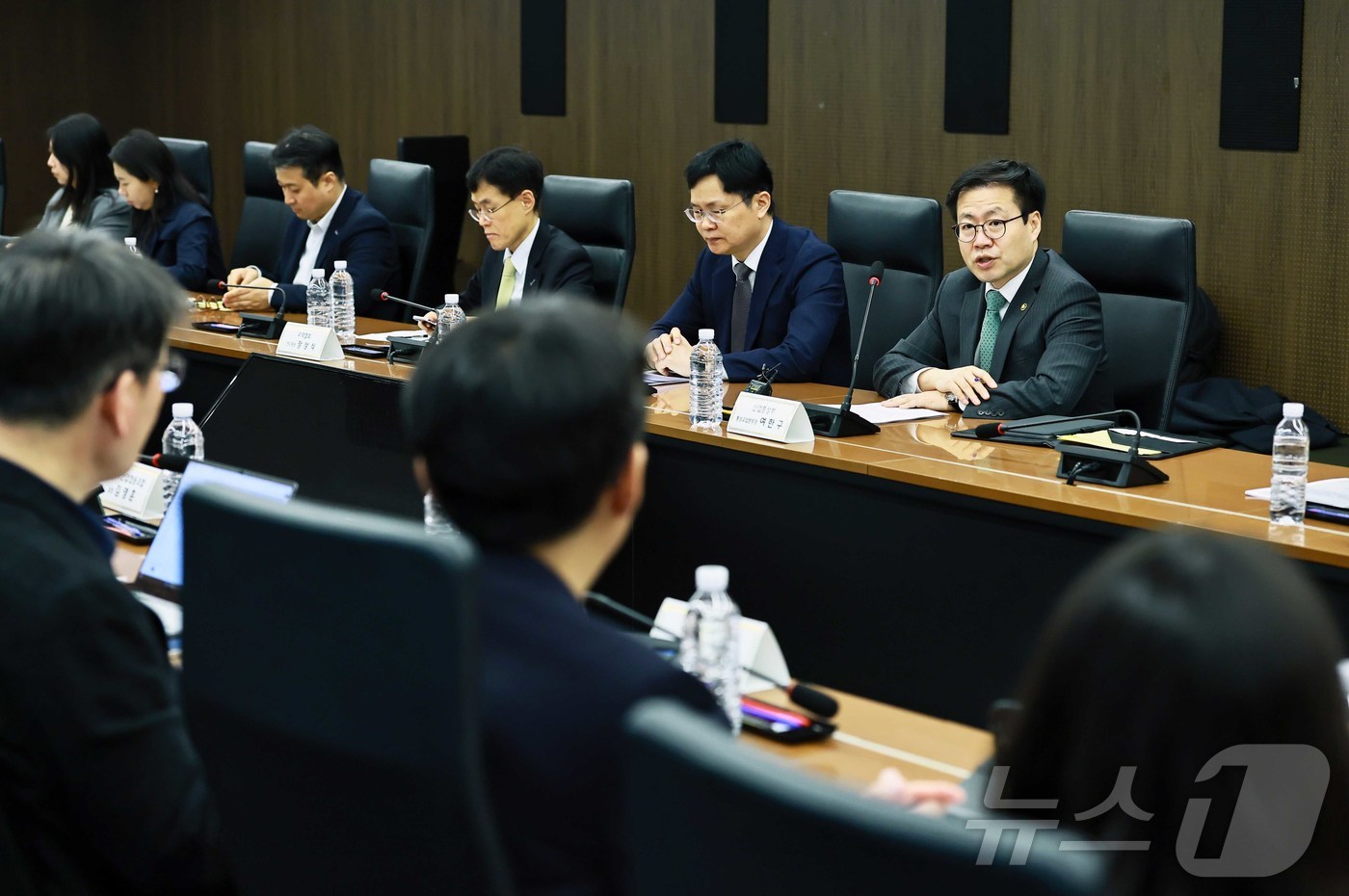 (서울=뉴스1) = 여한구 산업통상부 통상교섭본부장이 9일 오전 서울 중구 대한상공회의소 대회의실에서 열린 '미국 철강 등 232조 관세 개편 관련 업계 간담회'를 주재하고 있다. …