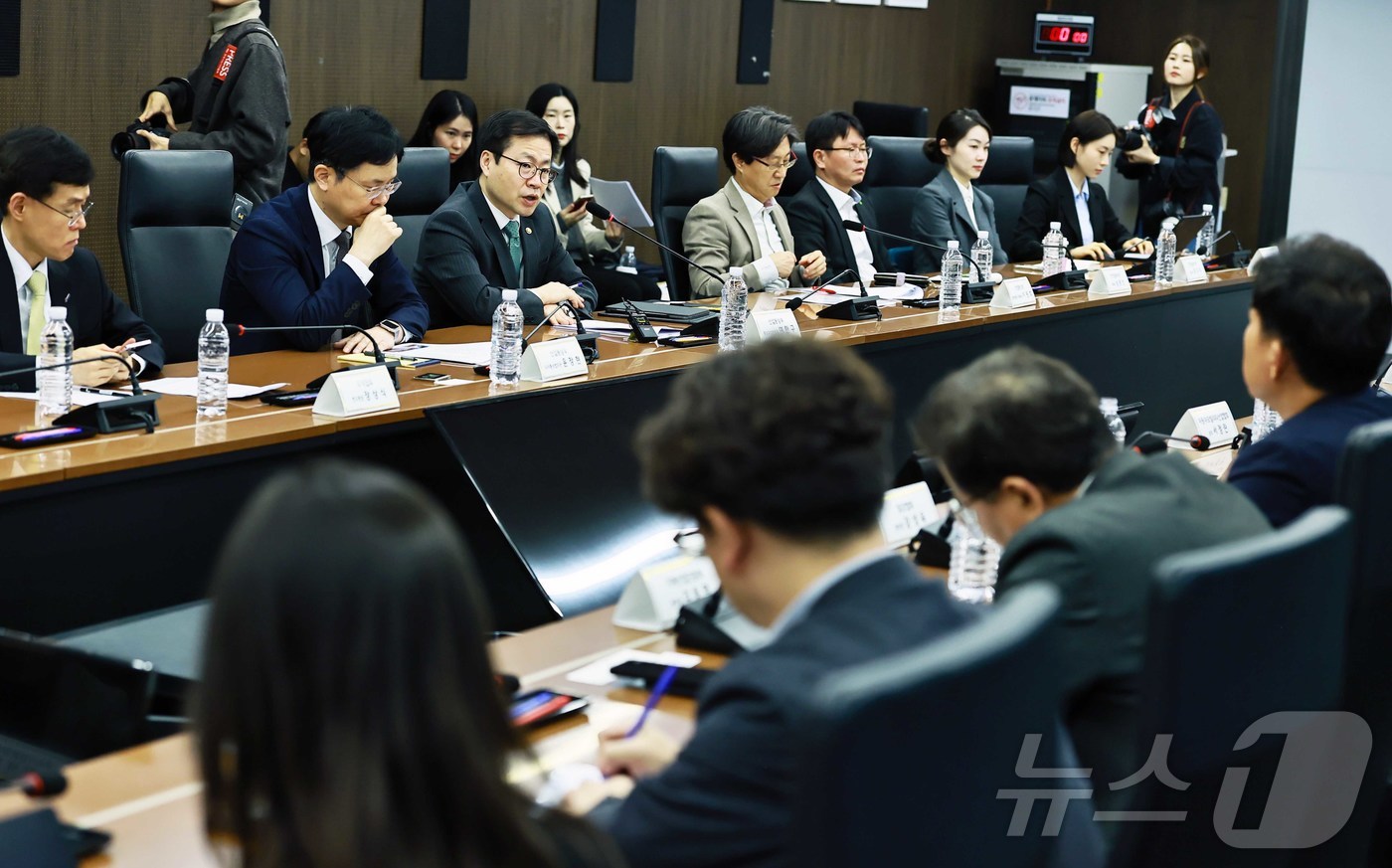 (서울=뉴스1) = 여한구 산업통상부 통상교섭본부장이 9일 오전 서울 중구 대한상공회의소 대회의실에서 열린 '미국 철강 등 232조 관세 개편 관련 업계 간담회'를 주재하고 있다. …