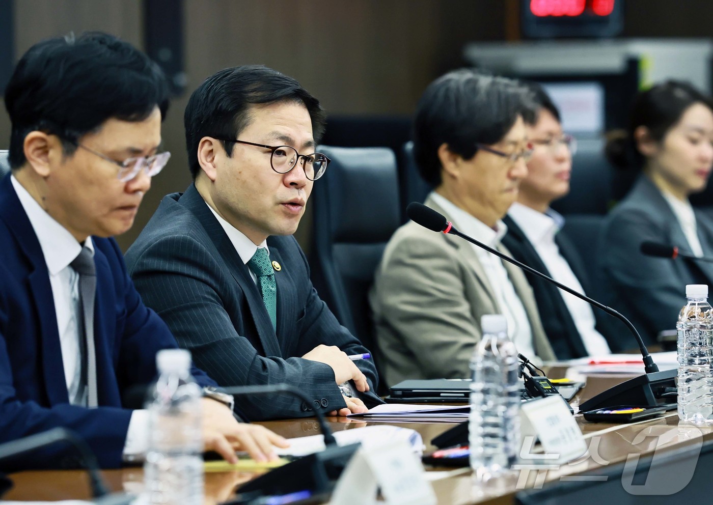 (서울=뉴스1) = 여한구 산업통상부 통상교섭본부장이 9일 오전 서울 중구 대한상공회의소 대회의실에서 열린 '미국 철강 등 232조 관세 개편 관련 업계 간담회'에서 인사말을 하고 …