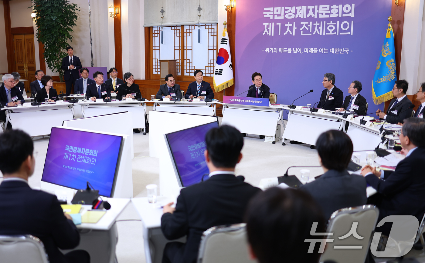 (서울=뉴스1) 이재명 기자 = 이재명 대통령이 9일 청와대에서 열린 국민경제자문회의 제1차 전체회의에서 발언하고 있다. (청와대통신사진기자단) 2026.4.9/뉴스1