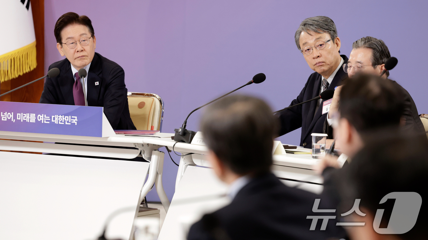 (서울=뉴스1) 허경 기자 = 이재명 대통령이 9일 청와대에서 열린 국민경제자문회의 제1차 전체 회의에서 참석자 발언을 듣고 있다. (청와대통신사진기자단) 2026.4.9/뉴스1