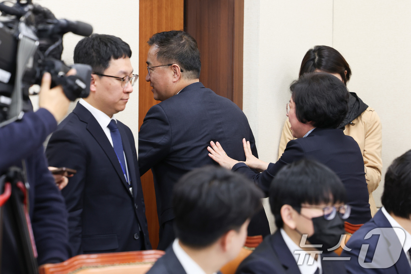 (서울=뉴스1) 신웅수 기자 = 김현 더불어민주당 간사가 9일 서울 여의도 국회에서 열린 과학기술정보방송통신위원회 전체회의에서 와 최형두 국민의힘 간사와 대화하기 위해 등을 떠밀고 …