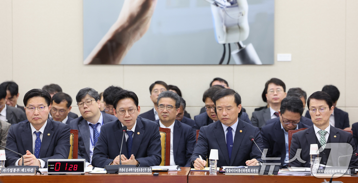 (서울=뉴스1) 신웅수 기자 = 배경훈 부총리 겸 과학기술정보통신부 장관이 9일 서울 여의도 국회에서 열린 과학기술정보방송통신위원회 전체회의에서 의원 질의에 답변하고 있다. 202 …