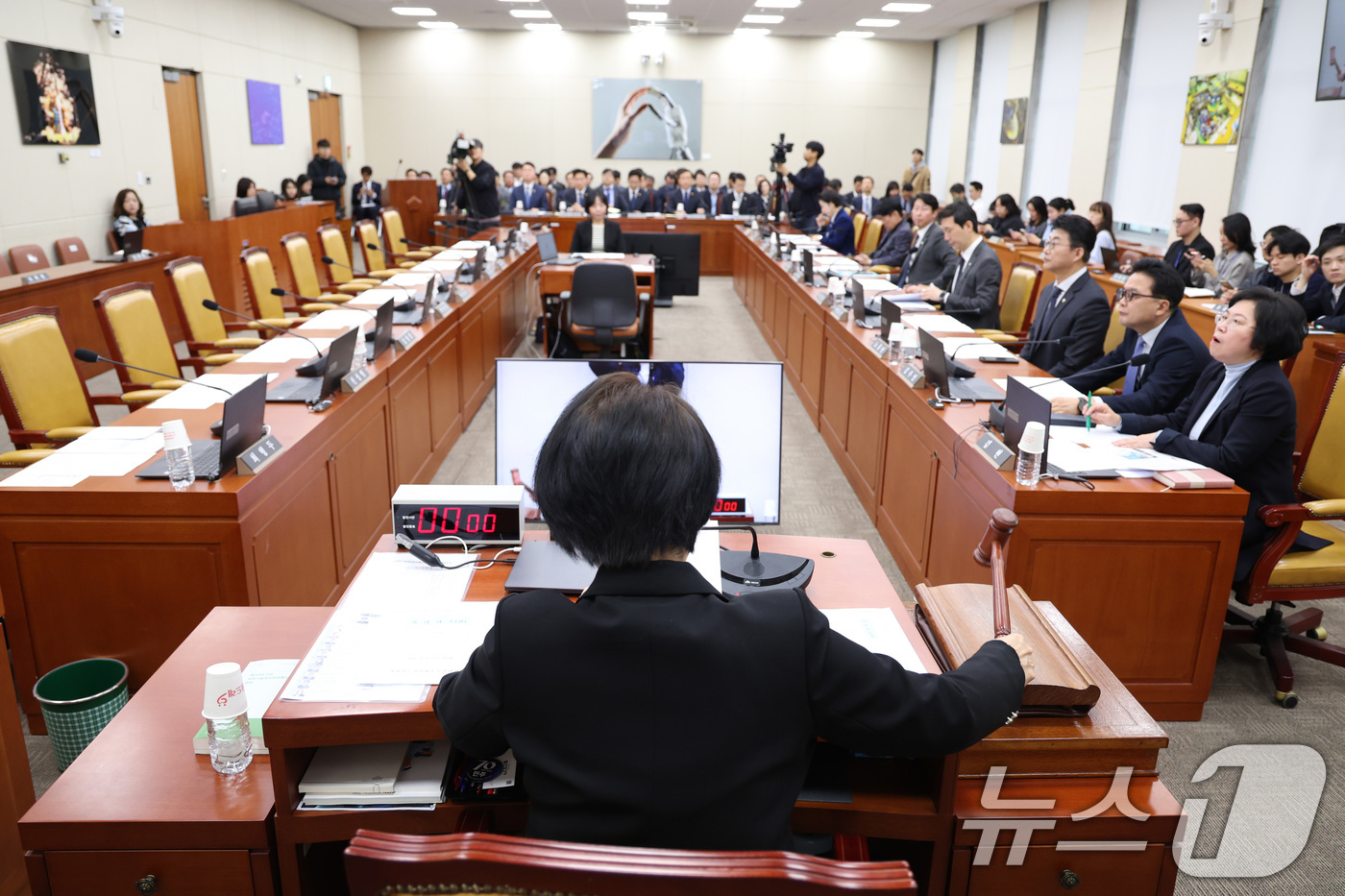 (서울=뉴스1) 신웅수 기자 = 최민희 위원장이 9일 서울 여의도 국회에서 열린 과학기술정보방송통신위원회 전체회의에서 의사봉을 두드리고 있다. 2026.4.9/뉴스1