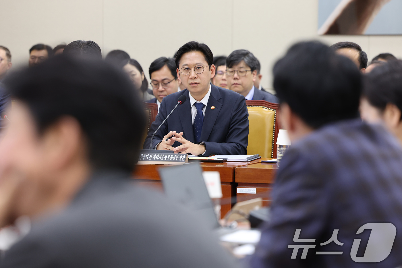 (서울=뉴스1) 신웅수 기자 = 배경훈 부총리 겸 과학기술정보통신부 장관이 9일 서울 여의도 국회에서 열린 과학기술정보방송통신위원회 전체회의에서 의원 질의에 답변하고 있다. 202 …