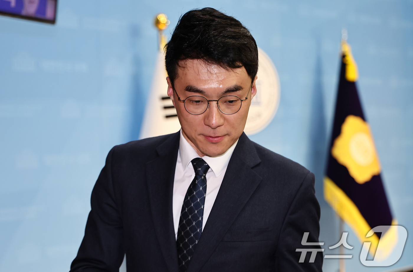 (서울=뉴스1) 김도우 기자 = 김남국 전 의원이 9일 서울 여의도 국회에서 안산갑 국회의원 보궐선거 출마선언 기자회견 후 회견장을 나서고 있다. 2026.4.9/뉴스1