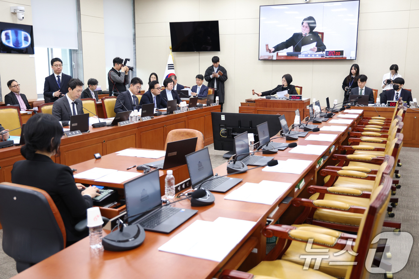 (서울=뉴스1) 신웅수 기자 = 최민희 위원장이 9일 서울 여의도 국회에서 열린 과학기술정보방송통신위원회 전체회의에서 의사봉을 두드리고 있다. 2026.4.9/뉴스1