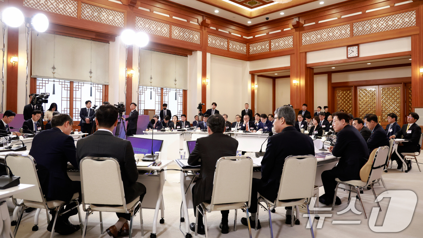 (서울=뉴스1) 허경 기자 = 이재명 대통령이 9일 청와대에서 열린 국민경제자문회의 제1차 전체 회의에서 참석자 발언을 듣고 있다. (청와대통신사진기자단) 2026.4.9/뉴스1