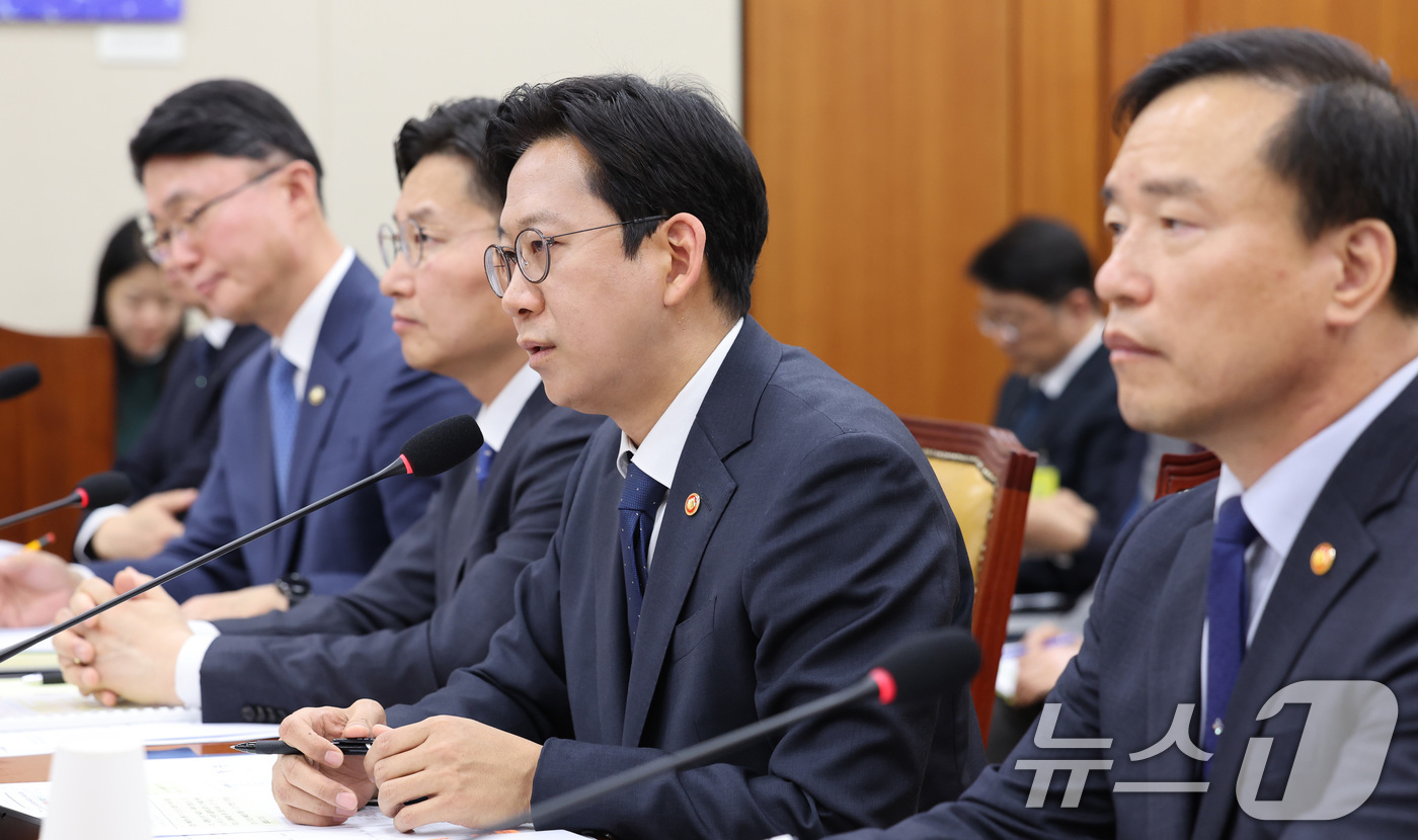 (서울=뉴스1) 신웅수 기자 = 배경훈 부총리 겸 과학기술정보통신부 장관이 9일 서울 여의도 국회에서 열린 과학기술정보방송통신위원회 전체회의에서 의원 질의에 답변하고 있다. 202 …