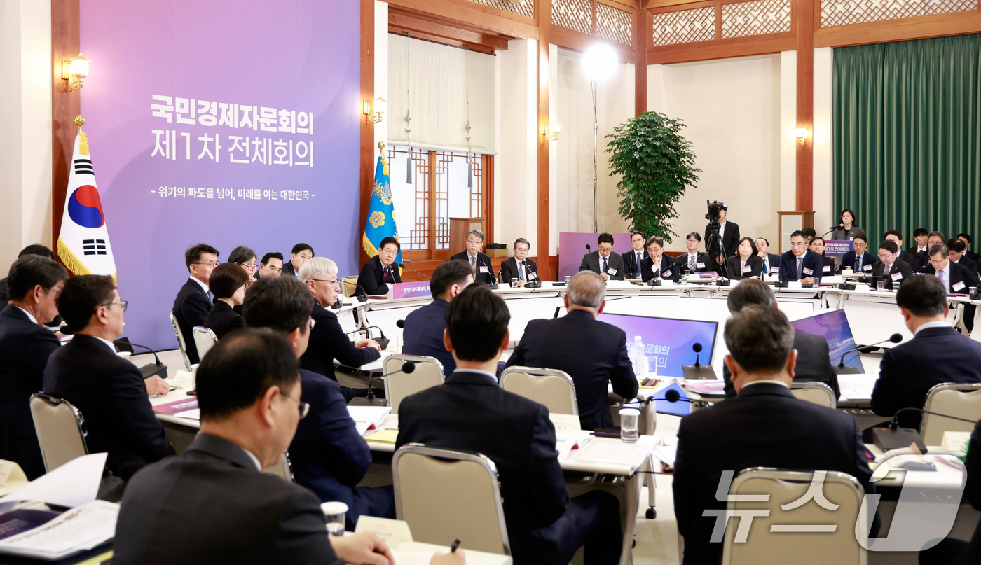 (서울=뉴스1) 허경 기자 = 이재명 대통령이 9일 청와대에서 열린 국민경제자문회의 제1차 전체 회의에서 참석자 발언을 듣고 있다. (청와대통신사진기자단) 2026.4.9/뉴스1