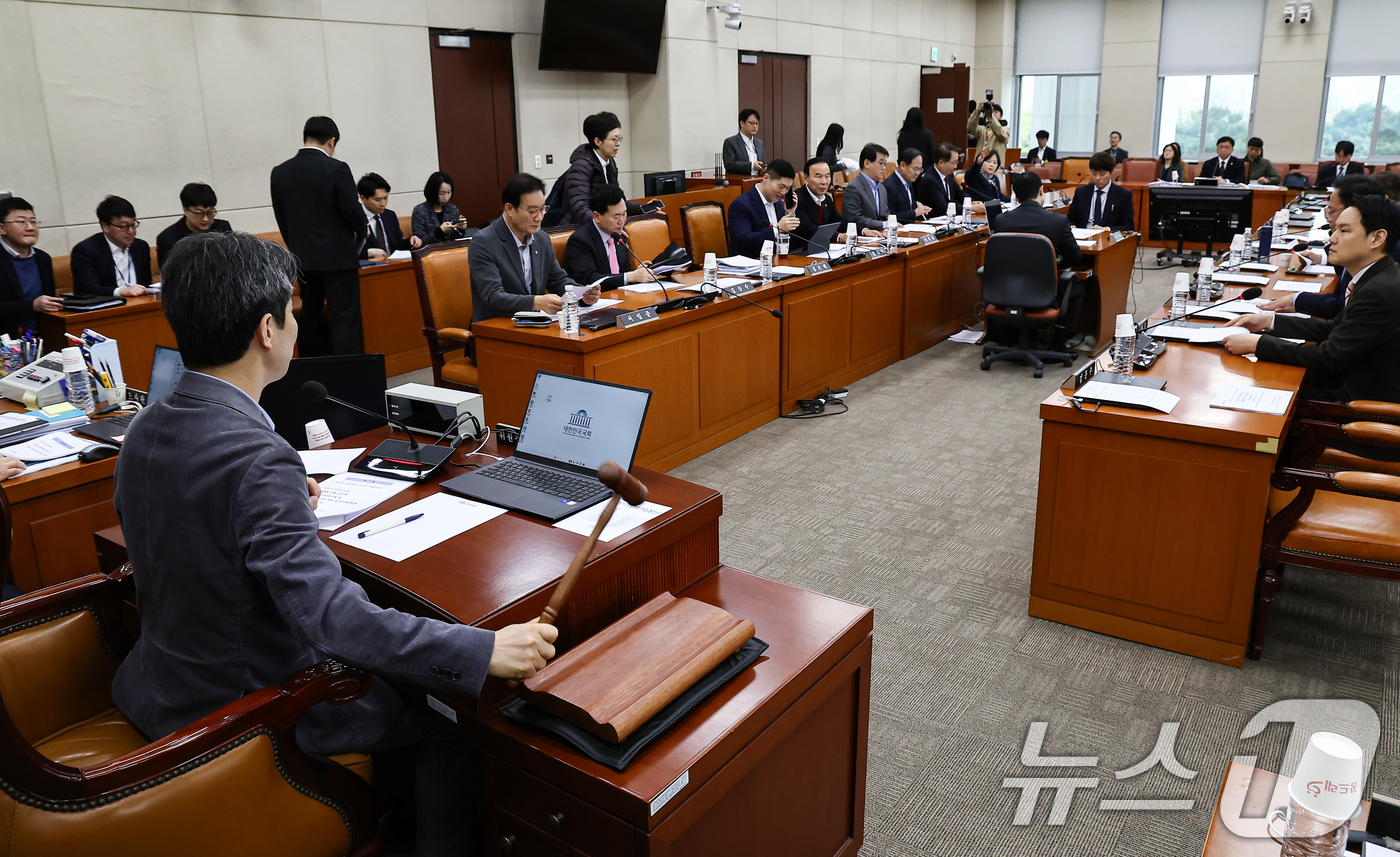 (서울=뉴스1) 김도우 기자 = 9일 서울 여의도 국회에서 열린 정치개혁특별위원회 공직선거법 및 지방선거구제 개편심사소위원회에서 윤건영 소위원장이 회의를 진행하고 있다. 2026. …