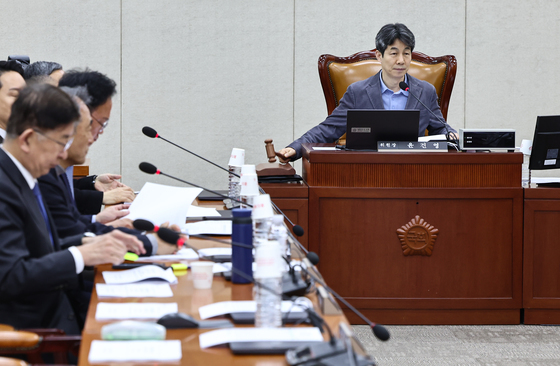 회의 진행하는 윤건영 소위원장