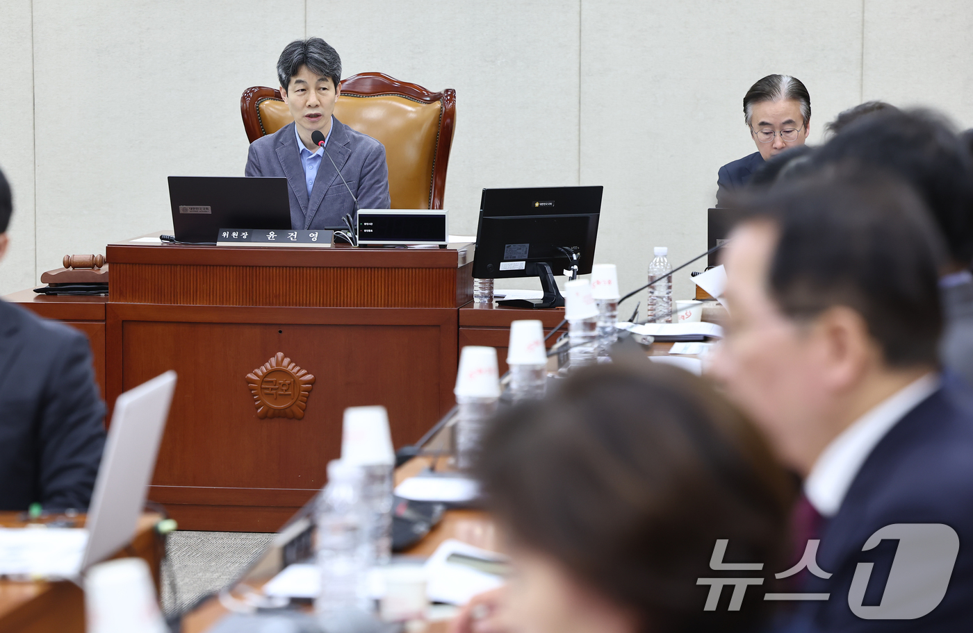 (서울=뉴스1) 김도우 기자 = 9일 서울 여의도 국회에서 열린 정치개혁특별위원회 공직선거법 및 지방선거구제 개편심사소위원회에서 윤건영 소위원장이 회의를 진행하고 있다. 2026. …