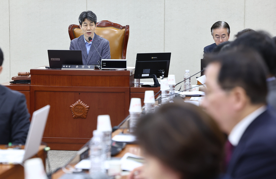 회의 진행하는 윤건영 소위원장