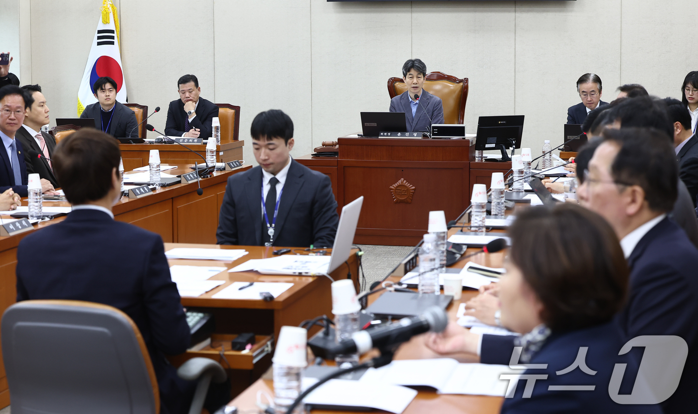 (서울=뉴스1) 김도우 기자 = 9일 서울 여의도 국회에서 열린 정치개혁특별위원회 공직선거법 및 지방선거구제 개편심사소위원회에서 윤건영 소위원장이 회의를 진행하고 있다. 2026. …