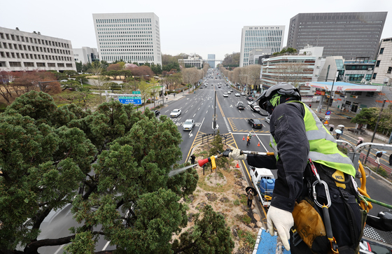 '구석구석 꼼꼼히'