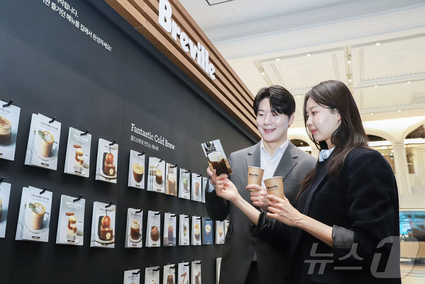 (서울=뉴스1) = 신세계백화점이 9일부터 오는 19일까지 강남점 1층 오픈스테이지에서 호주 프리미엄 커피머신 브랜드 '브레빌'의 신상품 출시 기념 대형 팝업스토어를 선보인다고 밝 …