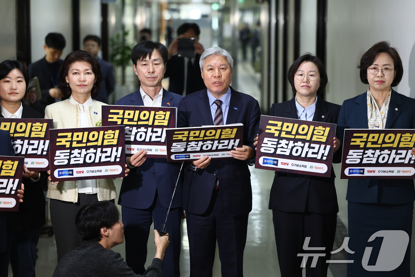 (서울=뉴스1) 김도우 기자 = 개혁진보4당 의원들이 9일 서울 여의도 국회에서 정치개혁특별위원회 공직선거법 및 지방선거구제 개편심사소위원회 앞 복도에서 긴급 기자회견을 하고 있다 …