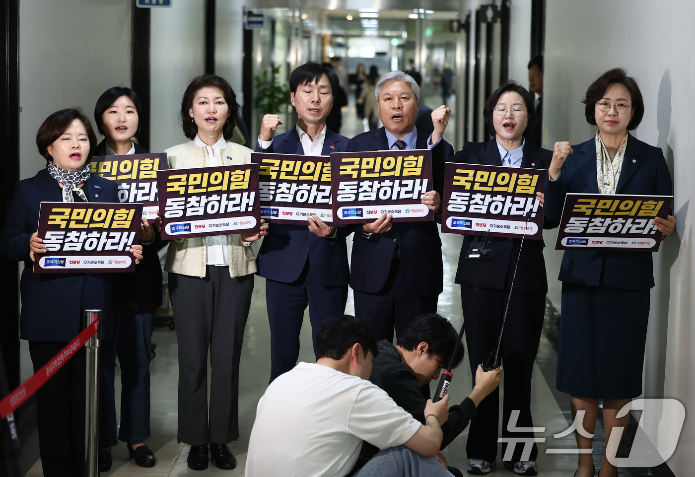 (서울=뉴스1) 김도우 기자 = 개혁진보4당 의원들이 9일 서울 여의도 국회에서 정치개혁특별위원회 공직선거법 및 지방선거구제 개편심사소위원회 앞 복도에서 긴급 기자회견을 하고 있다 …