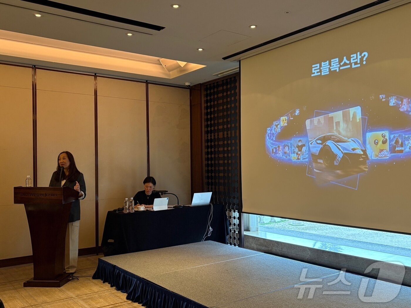 본문 이미지 - 타미 바우믹 로블록스 시민의식 및 파트너십 부사장이 9일 오전 서울 중구 웨스틴 조선 호텔에서 열린 디지털 시민의식 미디어 브리핑에서 발표하고 있다.2026.4.9 ⓒ 뉴스1 김민재 기자