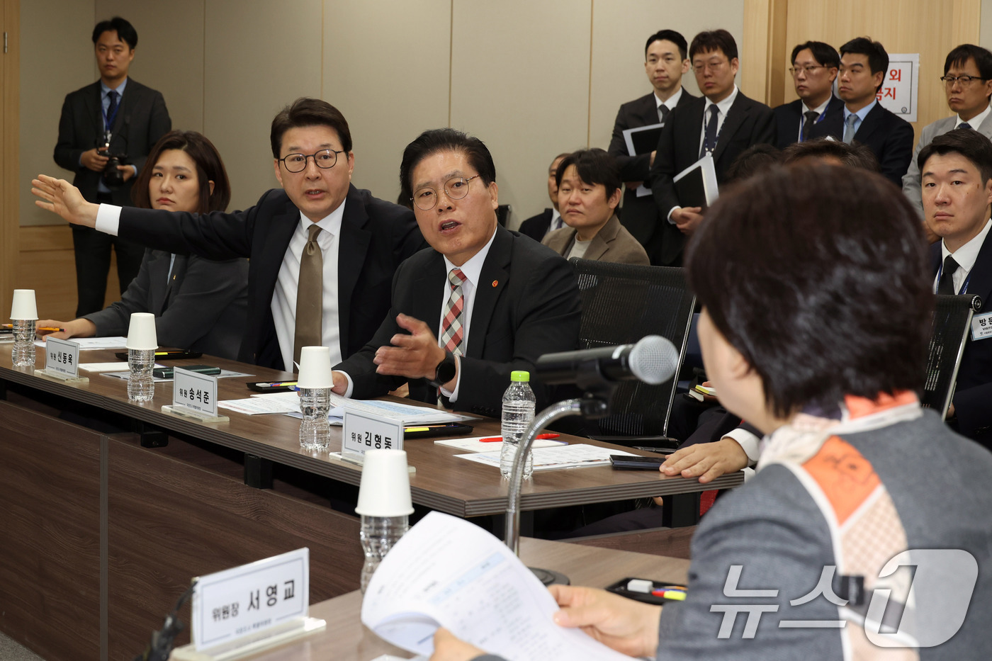 (서울=뉴스1) 국회사진기자단 = 국회 윤석열 정권 정치검찰 조작기소 의혹 진상규명을 위한 국정조사 특별위원회가 9일 서울중앙지검에 대한 현장조사에 나선 가운데 서영교 위원장과 신 …