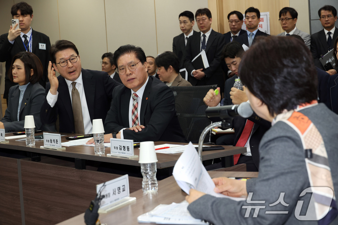 (서울=뉴스1) 국회사진기자단 = 국회 윤석열 정권 정치검찰 조작기소 의혹 진상규명을 위한 국정조사 특별위원회가 9일 서울중앙지검에 대한 현장조사에 나선 가운데 서영교 위원장과 신 …