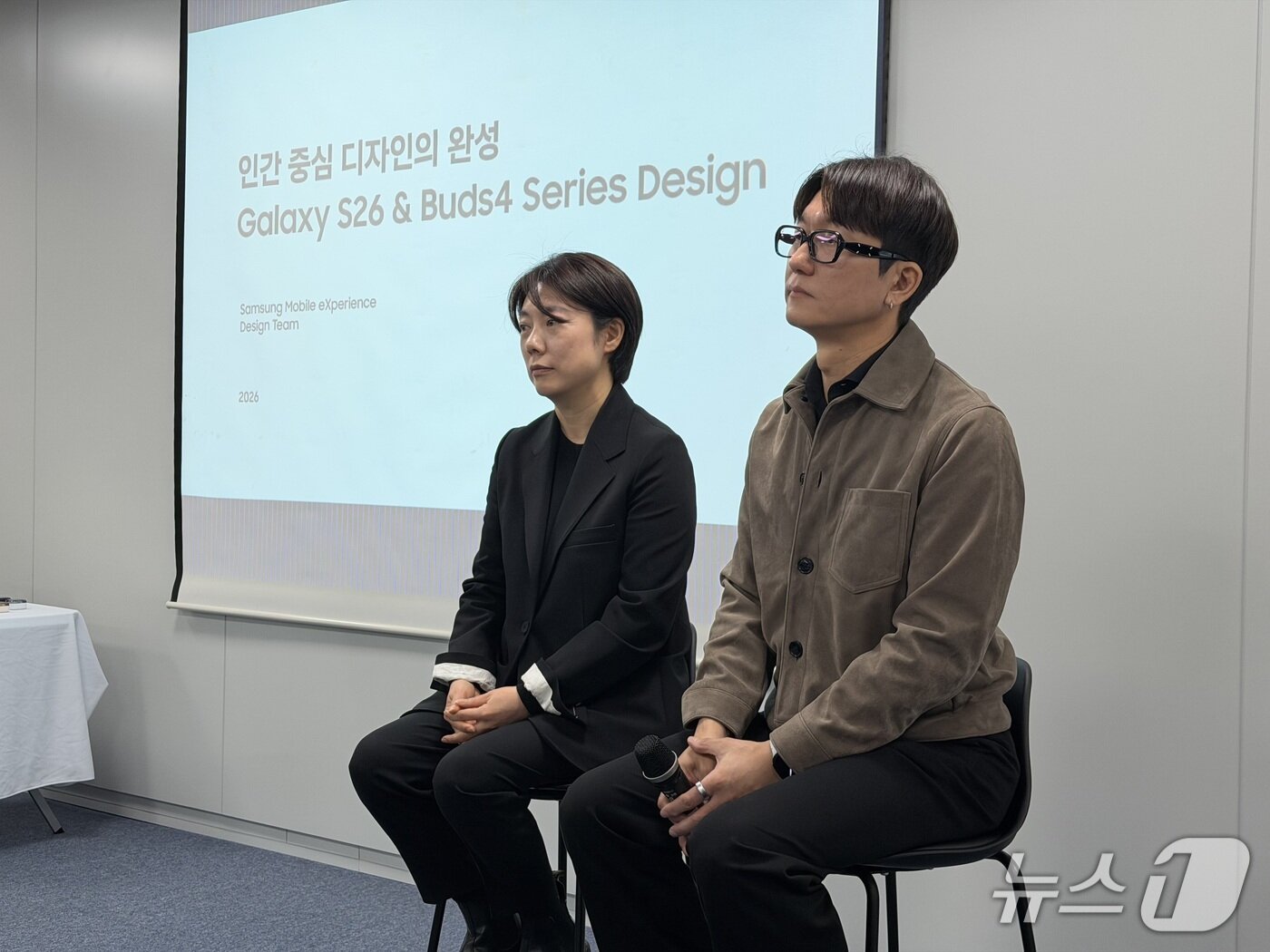 본문 이미지 - (왼쪽부터) 이지영 삼성전자 MX사업부 디자인팀 상무와 송준용 삼성전자 MX사업부 디자인팀 그룹장. 2026.4.9 ⓒ 뉴스1 이기범 기자